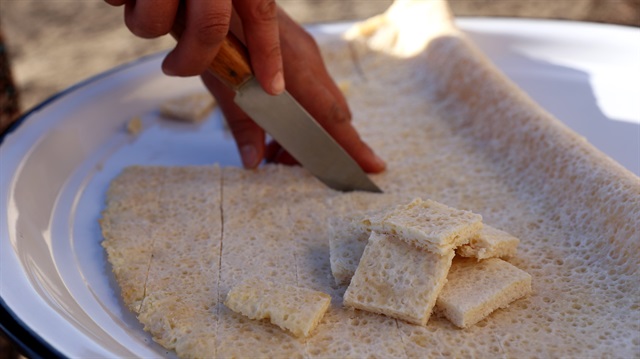 Kuru kaymak hiçbir katkı maddesi kullanılmadan yüzde 100 sütten imal ediliyor.