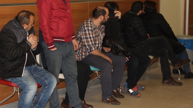 Edirne'de polis ekipleri, Kapıkule Sınır Kapısı’nda konsolosluk aracı kullanarak FETÖ üyeleri ve ailelerini yurt dışına kaçışlarını sağlayan kişileri yakaladı. 