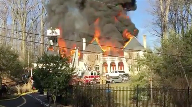 حريق يلتهم قصر إماراتي في ولاية فيرجينيا الأمريكية