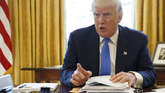 ABD Başkanı Donald Trump, Oval Ofis'te Reuters'ın sorularını cevaplıyor. 