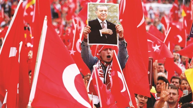 Fetullahçı Terör Örgütü ve PKK'nın en büyük hamilerinden biri olan Almanya, Cumhurbaşkanı Erdoğan’ın Ağustos ayında Köln’deki demokrasi nöbetine telekonferansla bağlanıp konuşma yapmasına 'güvenlik' bahanesiyle izin vermemişti.