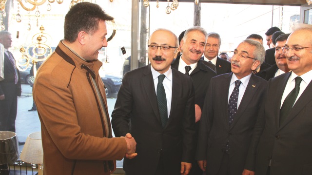 Çeşitli temaslar kurmak üzere dün Erzincan'da bulunan Kalkınma Bakanı Lütfi Elvan, esnafı ziyaret ederek, vatandaşlarla sohbet etti.