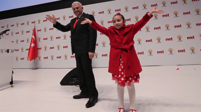 'Evet ile güçlü Türkiye' referandum klibinde oynayan 8 yaşındaki Azra Ecemsu Gümüş.