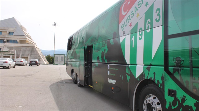Bursaspor'un takım otobüsüne yapılan saldırıda kapının içeriden açıldığı ve taraftarların saldırısının bu şekilde gerçekleştiği belirtildi.
