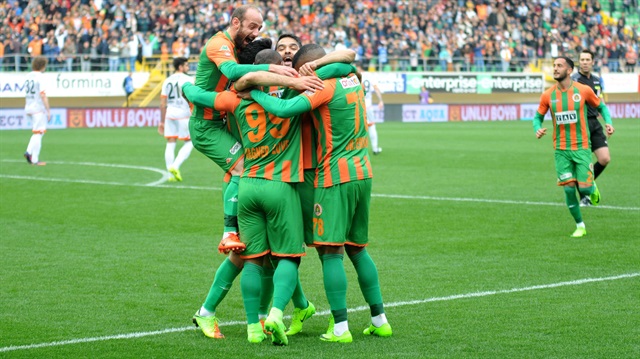 Alanyaspor, Adanspor'u 4-1 mağlup etti ve küme düşme hattından uzaklaştı. 