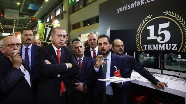 Cumhurbaşkanı Erdoğan, Albayrak Medya Grubu'nun CNR'daki standını ziyaret etti. Yeni Şafak'ın hazırladığı 15 Temmuz Dijital Kütüphanesi hakkında Piri Medya Genel Müdürü Ömer Karaca'dan bilgi alan Erdoğan'a Kültür ve Turizm Bakanı Nabi Avcı, Albayrak Holding Yönetim Kurulu Başkanı Ahmet Albayrak, Albayrak Holding Başkanvekili Nuri Albayrak ve Yeni Şafak Genel Yayın Yönetmeni İbrahim Karagül eşlik etti.