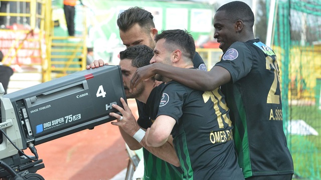 Mücadelenin yıldızı karşılaşmada iki gol atan Özer Hurmacı oldu. Tecrübeli futbolcu gol sevincini yayıncı kuruluşun kamerasına kalp işareti yaparak yaşadı. 