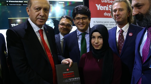 Yeni Şafak muhabiri Yasemin Asan, kitabını CNR'ın açılışını yapan Cumhurbaşkanı Erdoğan'a takdim etti.