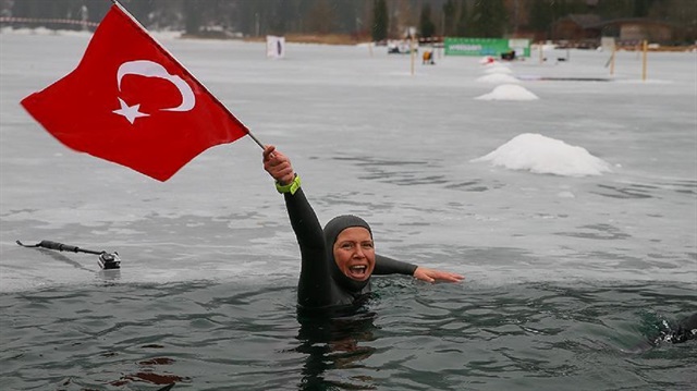 Holding her breath under the 35-centimeter ice-coated Weissensee lake in Austria, Can managed to swim 120 meters in 1 minute 47 seconds.