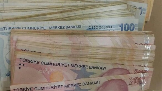 Antalya'da bir markette zarf içinde 13 bin lira bulundu. 