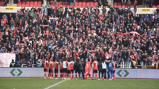 TFF 1'ici Lİgde zirve mücadelesi veren Sivasspor, kendi sahasında konuk ettiği Gaziantep Büyükşehir Belediyespor'u 1-0 mağlup ederek haftayı 3 puanla kapattı. 