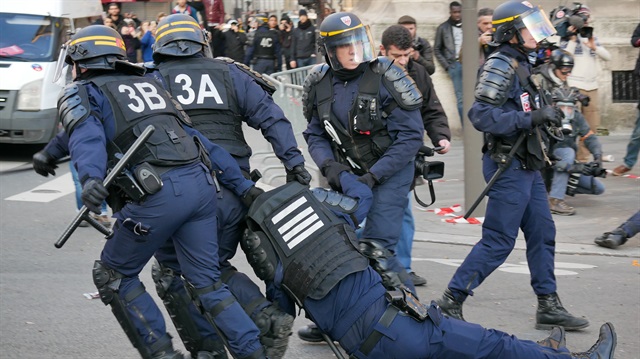 Paris'te bir süredir polis şiddeti protesto ediliyor. 