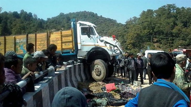 Hindistan'da yaklaşık 70 kişi taşıyan kamyonun otobanda bariyerlere çarparak devrilmesi sonucu 16 kişi öldü, 50 kişi yaralandı. 