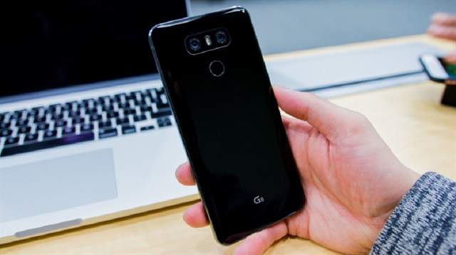 Mistik beyaz, astro siyah ve buz platinyum renklerine sahip LG G6, şık tasarımıyla dikkatleri üzerine çekiyor.
