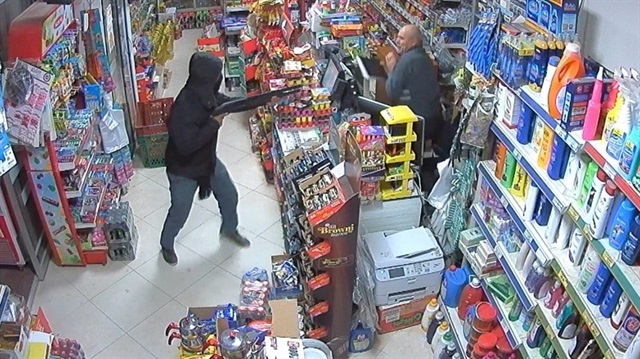 Market sahibi ile soyguncu arasında yaşananlar, güvenlik kamerası tarafından kaydedildi. 