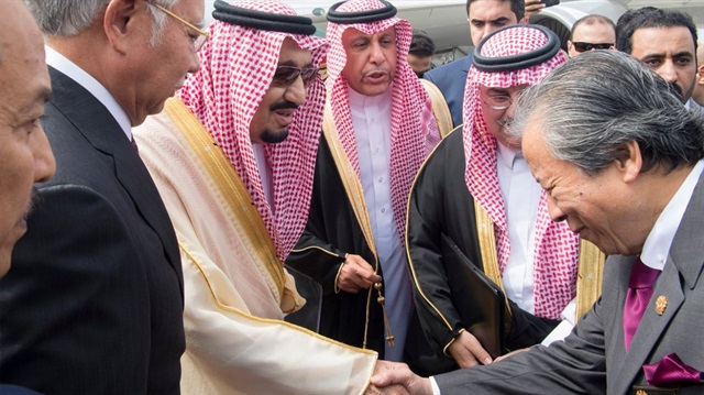 Suudi Arabistan Kralı Selman bin Abdülaziz, Malezya'nın başkenti Kuala Lumpur'da Malezyalı yetkililer tarafından karşılanıyor. 
