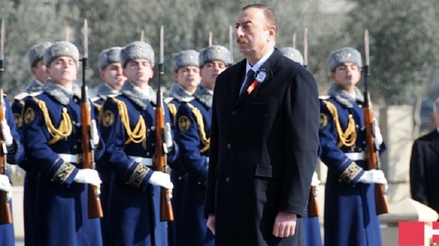 Azerbaycan Cumhurbaşkanı İlham Aliyev, Bakü'deki Hocalı Anıtı'na giderek Hocalı'da katledilen vatandaşları andı.