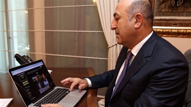 Dışişleri Bakanı Çavuşoğlu, Yeni Şafak'ın 15 Temmuz sayfasını inceledi. 