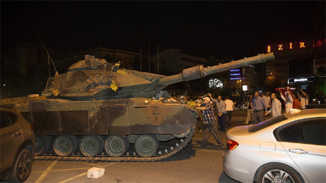 FETÖ'nün darbe girişimi gecesinde, vatandaşlar darbecilerin yolunu kesmişti. 