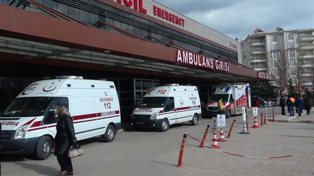 Yaralı askerler, ambulanslarla Kilis Devlet Hastanesi'ne getirildi.