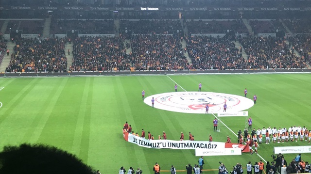 Galatasaraylı futbolcular sahaya 15 Temmuz'u unutmayacağız pankartıyla çıktı. 