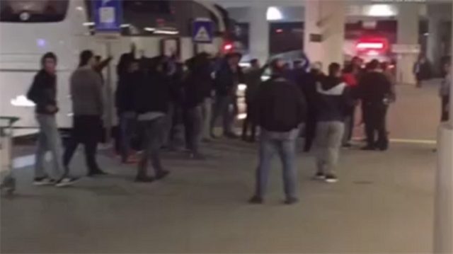 Airport Haber, Adnan Menderes Havalimanı'nda futbolculara silahlı protesto yapıldığını öne sürdü.