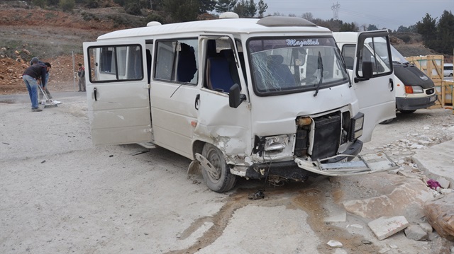 Muğla'da otomobil, işçi servisiyle çarpıştı: 17 yaralı
