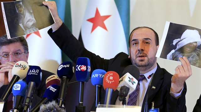 Cenevre'deki Suriye müzakerelerinde muhaliflere başkanlık yapan Nasr El-Hariri, Esed rejiminin işlediği insanlık suçlarını gösteriyor. 