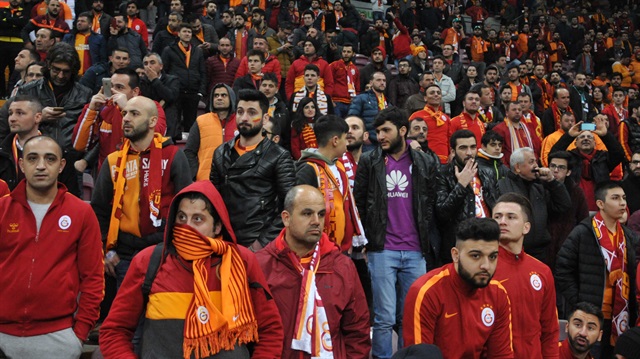 Galatasaray taraftarı Beşiktaş mağlubiyeti sonrası takımlarına tepki gösterdi. 