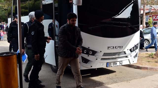 Adana'da FETÖ şüphelisi 27 polis adliyede