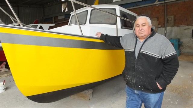 Özcan Acar, 40 yıldan bu yana tekne imalatı ve tamiri yapıyor.
