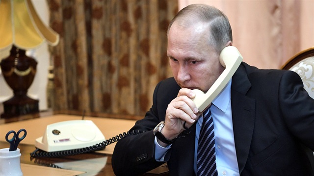 Rusya Devlet Başkanı Vladimir Putin, telefon görüşmesi yapıyor.