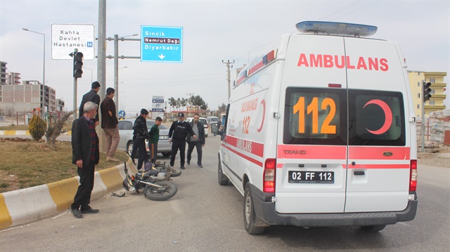 Adıyaman'ın Kahta ilçesinde otomobil ile motosikletin çarpışması sonucu 1 kişi yaralandı.