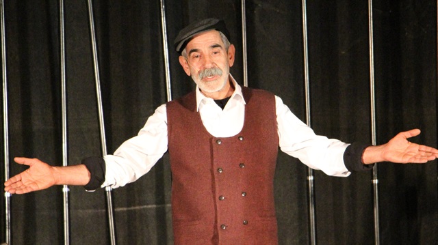Turgay Tanülkü, cezaevindeki mahkumlara tiyatro oyunu oynadı.