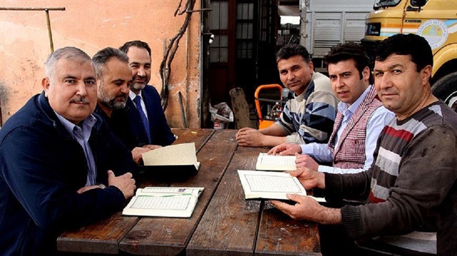 Mersin'in Erdemli ilçesinde sanayi sitesinde çalışan usta ve çıraklar,  Kur'an-ı Kerim okumayı öğreniyor.