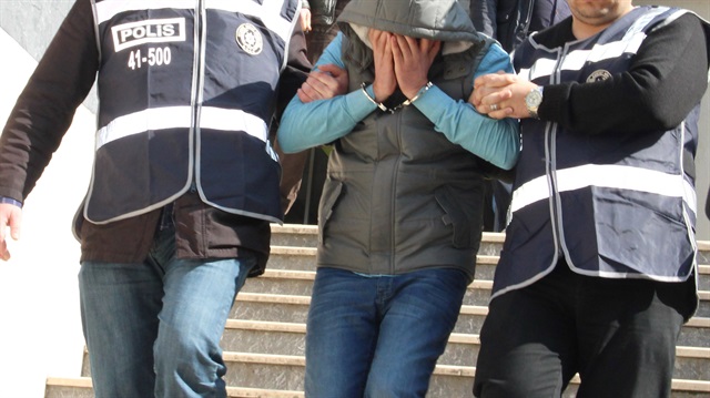 İstanbul'da farklı ilçelerde ev ve otomobil hırsızlığı yaparak çaldıkları araçlarla çeşitli suçlara karıştıkları iddia edilen ve polisin 6 yıl önce çökerttiği çetenin “Panda" lakaplı firardaki lideri ile 1 üyesi, polis tarafından yakalanarak gözaltına alındı.
