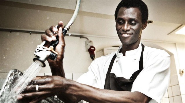 Gambiyalı Ali Sonko, Danimarka'daki ünlü bir restoranda 13 yıldır bulaşıkçılık yapıyordu. 