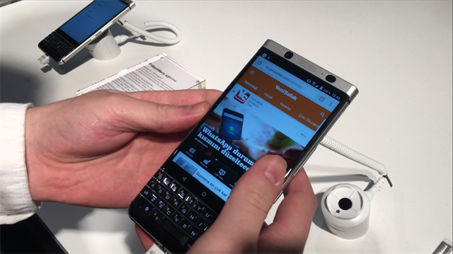 Barcelona'da düzenlenen MWC 2017 Fuarı'nda BlackBerry Keyone'ın ön incelemesini gerçek