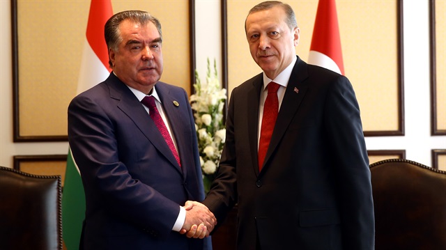 Cumhurbaşkanı Recep Tayyip Erdoğan, zirve oturumuna katılımının ardından Tacikistan Cumhurbaşkanı İmamali Rahman ile bir araya geldi. 