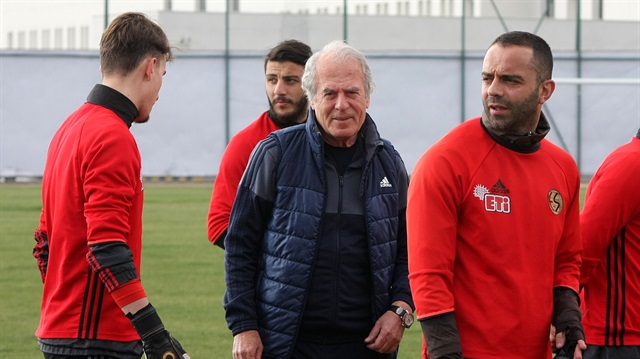 67 yaşındaki Mustafa Denizli Eskişehirspor'un başında çıktığı ilk maçından beraberlikle ayrıldı.