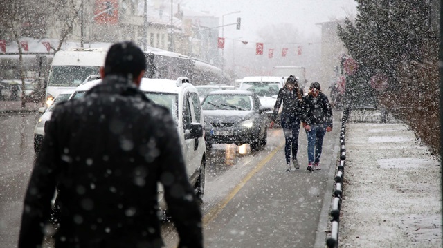 Isparta'da öğle saatlerinden itibaren kar yağışı etkili olmaya başladı.