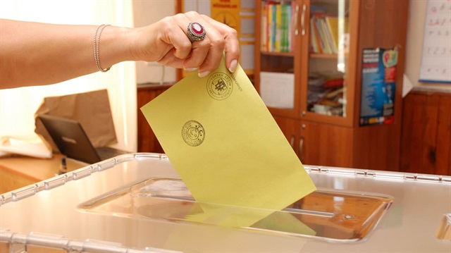 YSK'nın kararına göre 57 ülkedeki tüm kamu görevlileri halk oylamasında görev alacak ve 27 Mart 2017- 9 Nisan 2017 tarihleri arasında izin kullanamayacaklar. ​