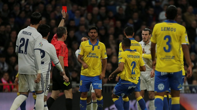 Gareth Bale rakibine faul yaptığı faul yaptığı, daha sonra da ittiği için peş peşe iki sarı kart görerek oyundan ihraç edildi.