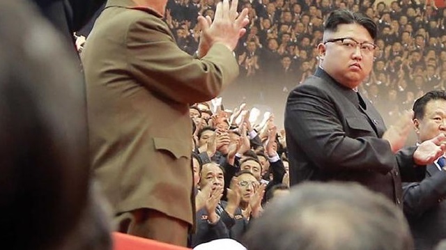 Kuzey Kore lideri Kim Jong-un askeri bir törende. 