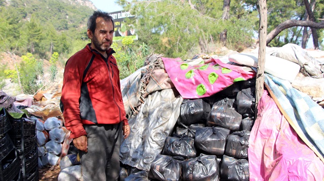 Hasan Öner, topladığı şişeleri yaşadığı barakanın yanında sakladı.