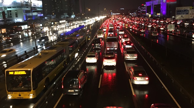 İstanbul'da 34 saate ulaşan trafik bekleme süresi, Los Angelas'da 104, Moskova'da 91, New York'ta ise 89 saat olarak belirlendi. 