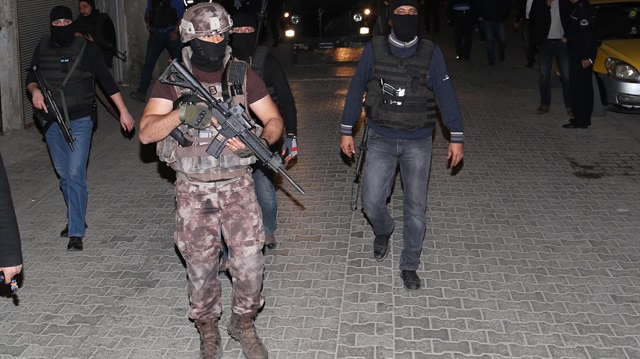 Adana’da bin polisle operasyon yapıldı.