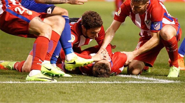 Atleticolu iki oyuncu, Fernando Torres'in ağzını açarak nefes almasını kolaylaştırmaya çalıştı