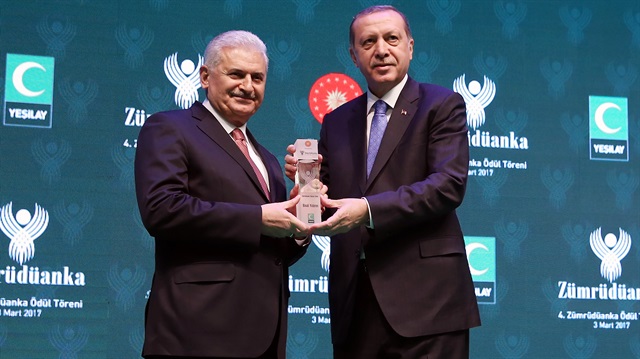 Cumhurbaşkanı Erdoğan, ödülü Başbakan Yıldırım'a takdim etti.