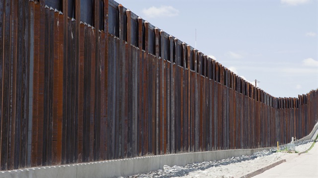 Trump, 20 Ocak'ta göreve geldikten sadece 5 gün sonra, "yasa dışı göçü önlemek" ve "sınır güvenliğini artırmak" için Meksika sınırına duvar örülmesini öngören kararnameyi imzalamıştı. 